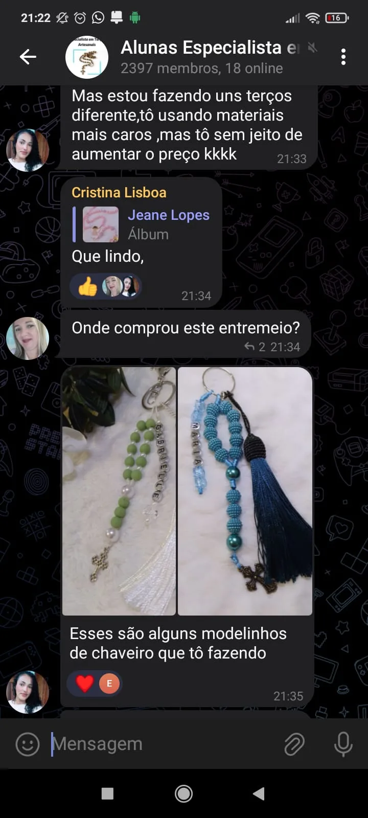 Aluna mostra terços vendidos
